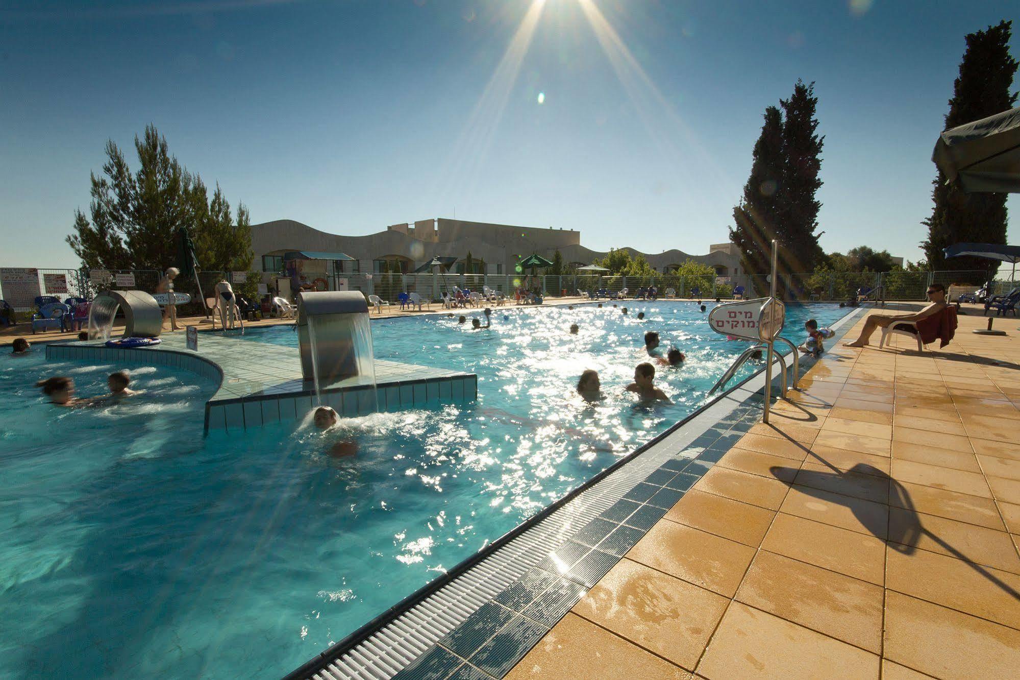 Shoresh Green Hills Family Suites Hotel Eksteriør billede
